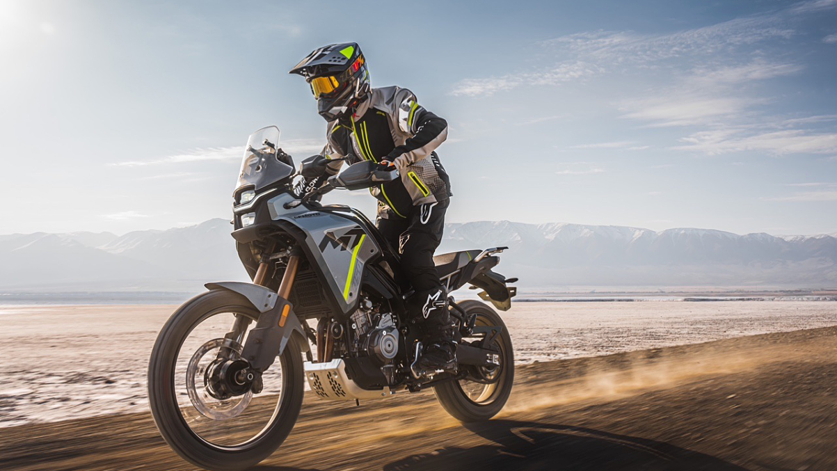 CFMoto 450 MT - riding